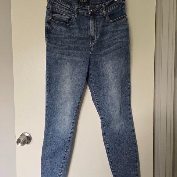 Judy Blue High Rise Relaxed Jeans with Raw Hem Embroidered Pocket 13 / 31 - Picture 2 of 5